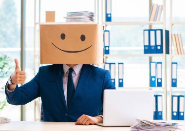 Kafası yerine kutusu olan mutlu bir adam.