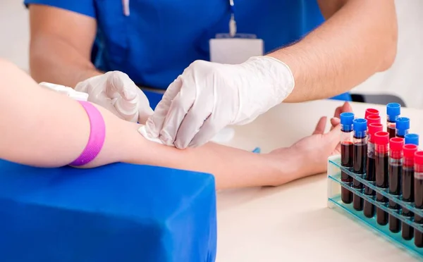 Paciente joven durante el procedimiento de muestreo de sangre — Foto de Stock