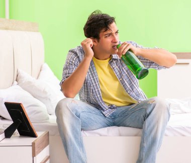 Mutsuz aşk kavramında üzgün genç adam.