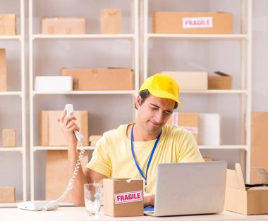 Kutu taşıma servisinde çalışan yakışıklı bir müteahhit.