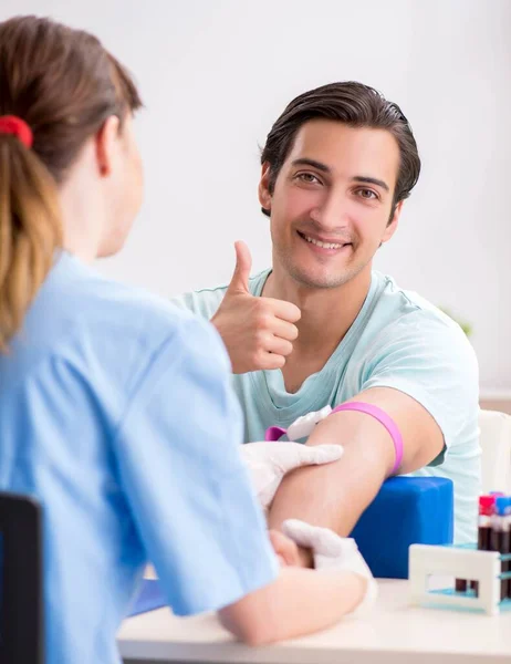 血液検査中の若い患者サンプリング手順 — ストック写真