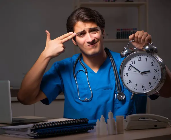 Mladý pohledný lékař pracující noční směny v nemocnici — Stock fotografie