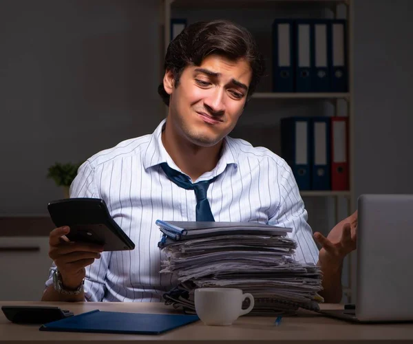 Jeune directeur financier travaillant tard le soir au bureau — Photo