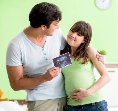 Genç aile hamileliği öğreniyor.