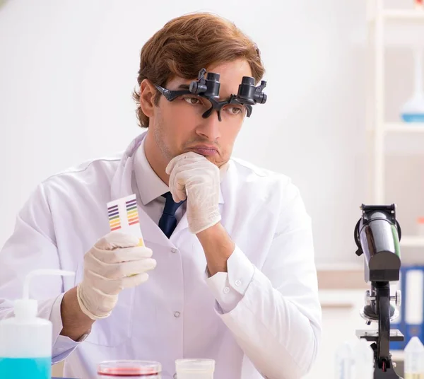 Chemist in the lab checking with ph strips — Stock Photo, Image