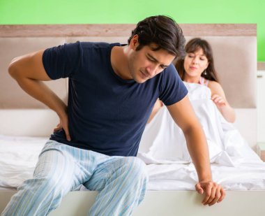 Genç kocanın yatak odasında sağlık sorunları var.