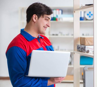 Posta deposunda çalışan adam.