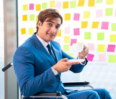 Birçok çelişkili önceliği olan tekerlekli sandalyedeki genç yakışıklı adam.