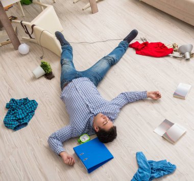 Evdeki soygundan sonra ölen adam.