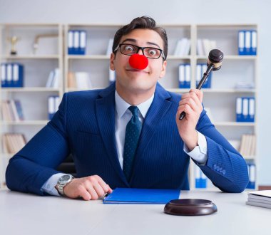 Ofisinde çalışan bir avukat.