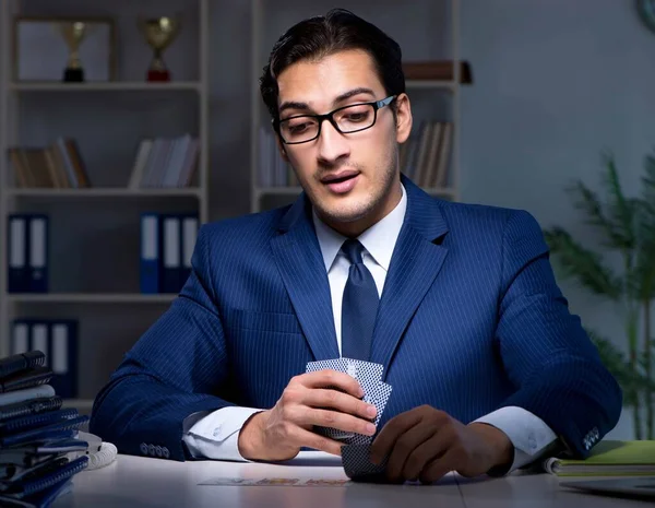 Jeunes entreprises jouant aux cartes tard dans le bureau — Photo