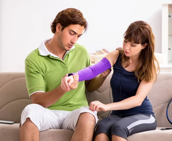 Uomo e donna discutendo cinturino gomito — Foto Stock