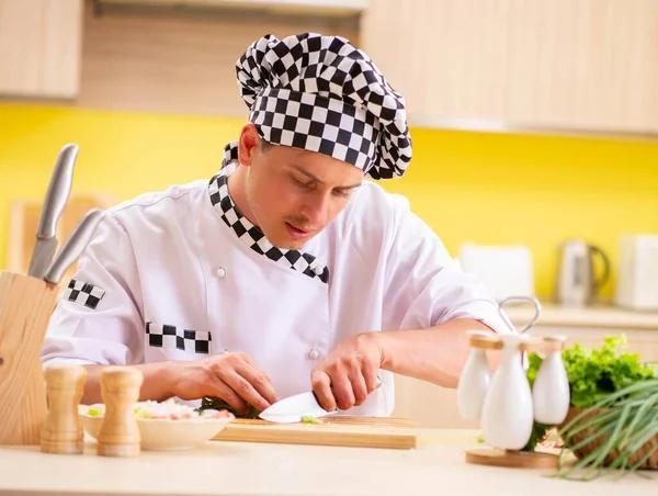年轻的专业厨师在厨房准备沙拉 — 图库照片