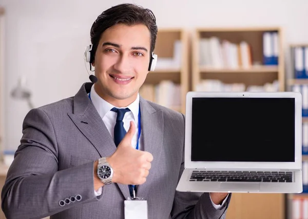 Knappe bediende van de klantenservice met headset — Stockfoto