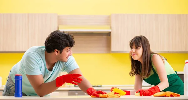 Giovane coppia che lavora in cucina — Foto Stock