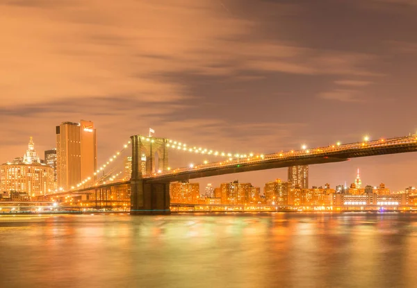 Manhattan ve Brooklyn köprüsünün gece manzarası — Stok fotoğraf