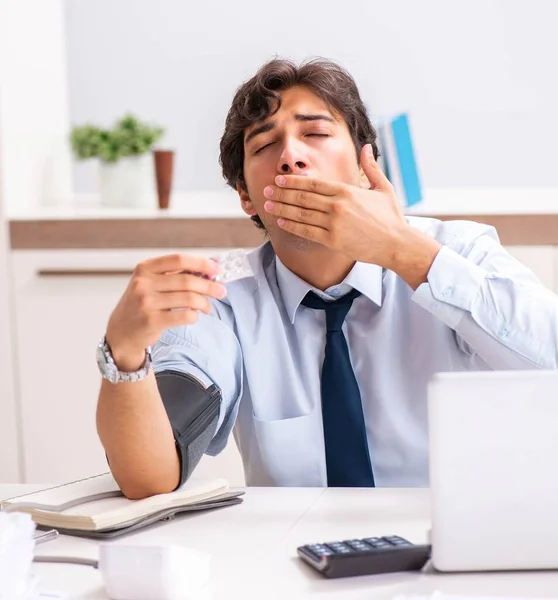 Man under stress measuring his blood pressure — Stock Photo, Image