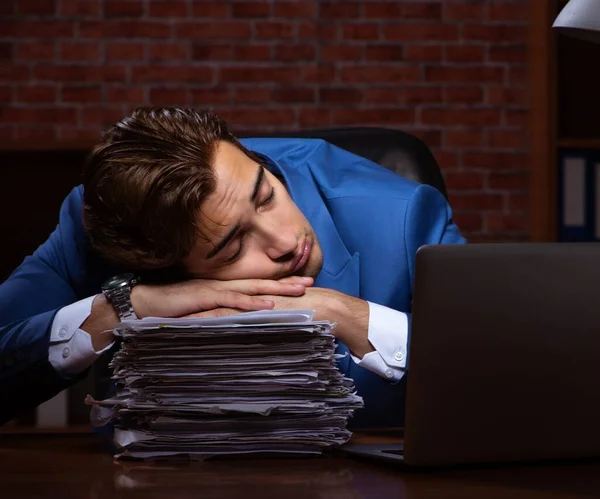 Jovem empresário trabalhando no escritório à noite — Fotografia de Stock