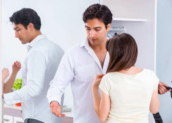 Frau sieht ihren Mann zur Arbeit — Stockfoto