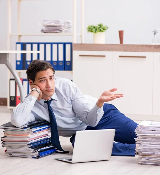 Funcionário extremamente ocupado trabalhando no escritório — Fotografia de Stock