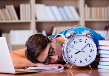 Genç öğrenci geç onun sınavlarına hazırlanıyor