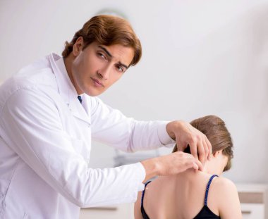 Kadın hasta, genç yakışıklı doktor masörünü ziyaret ediyor.