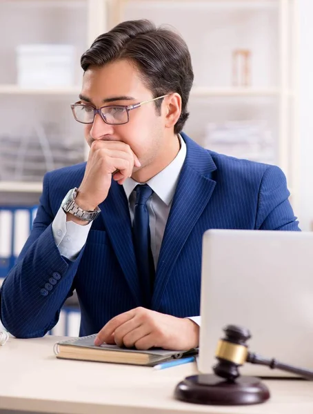 Joven juez guapo trabajando en la corte — Foto de Stock