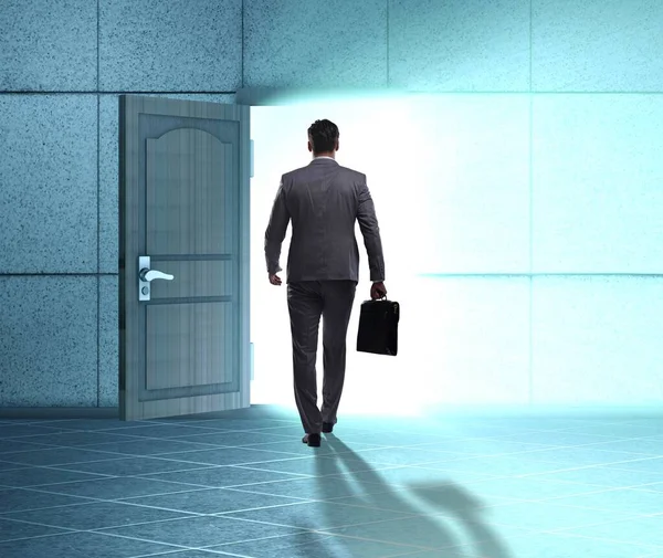 Üzletember sétál a nyitott ajtó felé — Stock Fotó