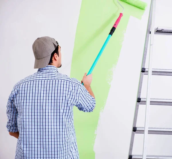 Joven pintor haciendo renovación en casa —  Fotos de Stock