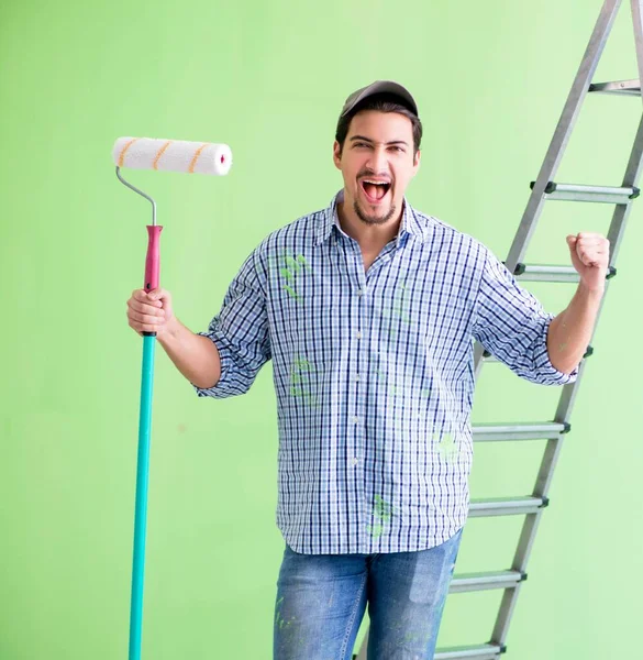 Joven pintor haciendo renovación en casa — Foto de Stock