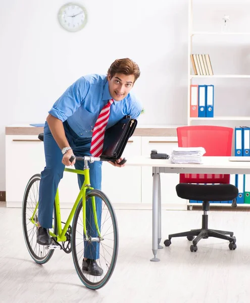 自転車を使って事務所に通勤する若いビジネスマン — ストック写真