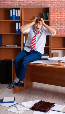 Ofiste oturan mutsuz iş adamı.