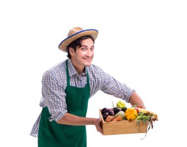 Beyaz arka planda taze ürünleri olan genç çiftçi.
