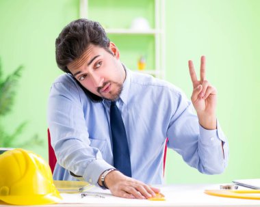 Projede çalışan genç erkek mimar.