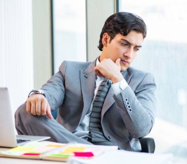 Ofiste çalışan başarılı genç bir işadamı.