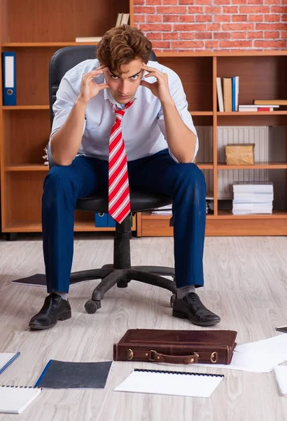 Empresário infeliz sentado no escritório — Fotografia de Stock