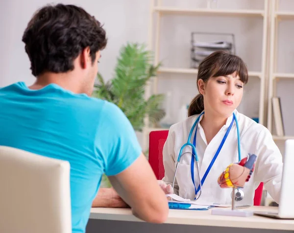 Genç hasta, doktor kardiyoloğu ziyaret ediyor.