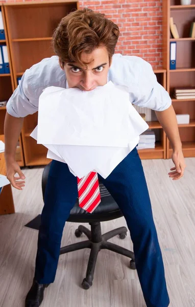 Unglücklicher Geschäftsmann sitzt im Büro — Stockfoto