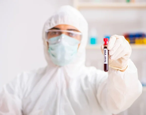 Asistente de laboratorio joven guapo analizando muestras de sangre en el hospital —  Fotos de Stock