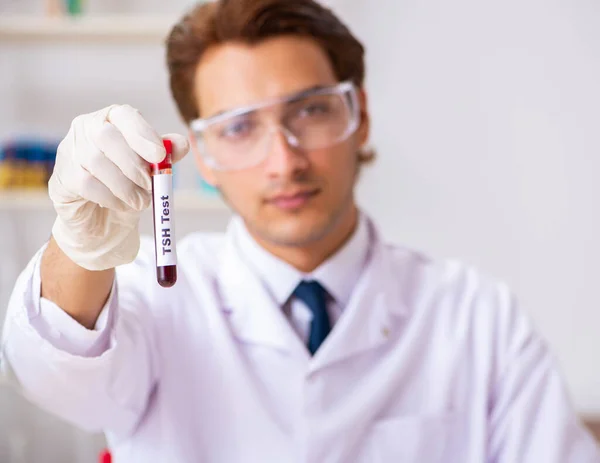 Jeune assistant de laboratoire beau tester des échantillons de sang à l'hôpital — Photo
