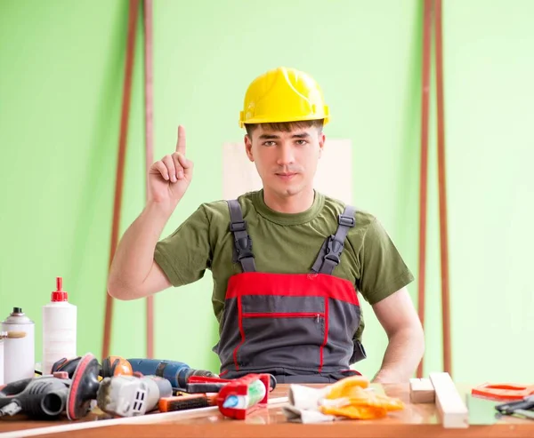 Junger Tischler arbeitet in Werkstatt — Stockfoto