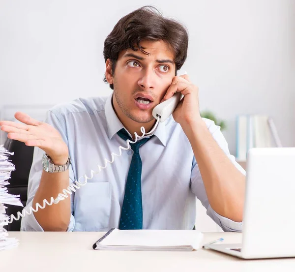 Unga callcenter operatör talar i telefon — Stockfoto