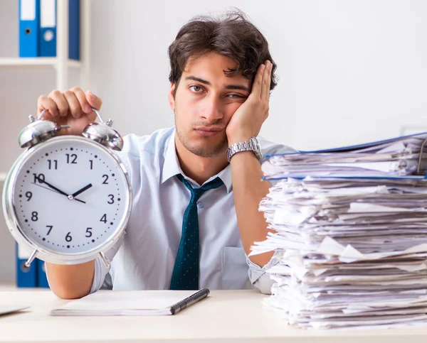 Überlasteter Mitarbeiter mit zu viel Arbeit und Papierkram — Stockfoto