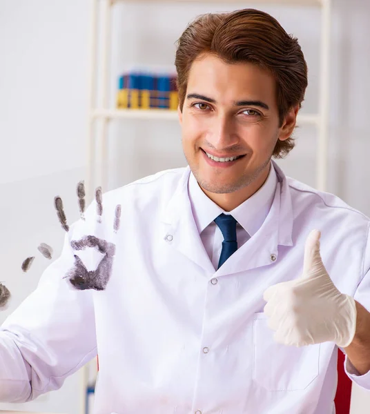 Expert médico-légal étudiant les empreintes digitales dans le laboratoire — Photo