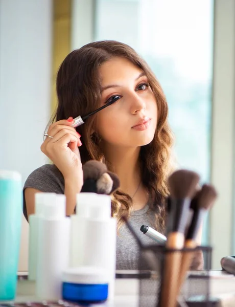 美容室で若い女性 — ストック写真
