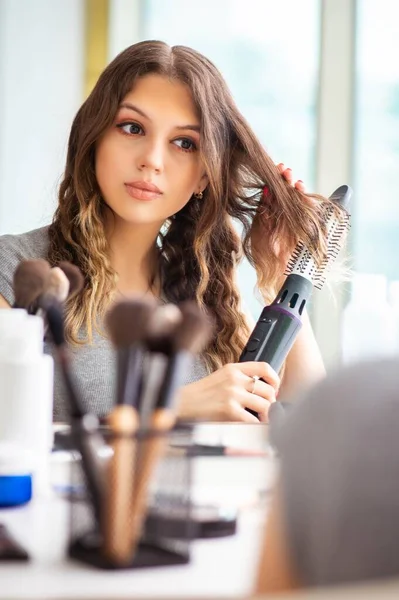 Giovane donna nel salone di bellezza — Foto Stock