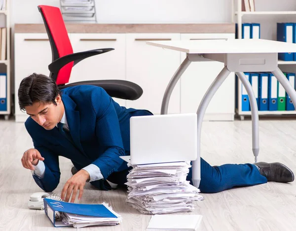 Cansado hombre de negocios agotado trabajando horas extras en la oficina — Foto de Stock