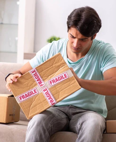 Mann öffnet fragiles Paket, das im Internet bestellt wurde — Stockfoto