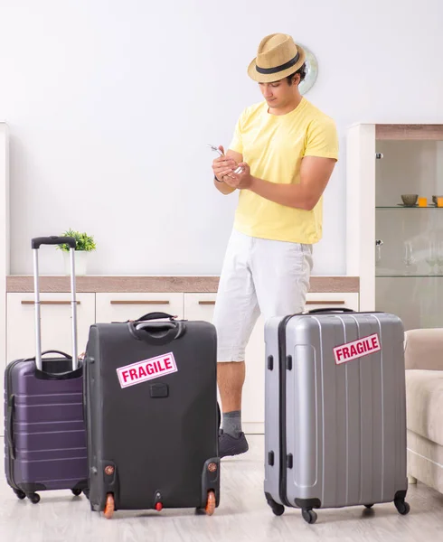 Man på semester med sköra resväskor — Stockfoto