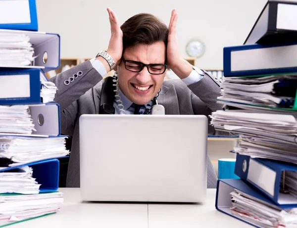 Umtriebiger Geschäftsmann wegen exzessiver Arbeit unter Stress — Stockfoto